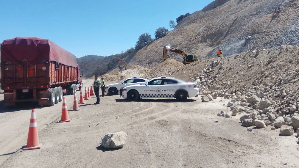 Deslave en talud dura 25 días y provoca cierre prolongado de la supercarretera #Oaxaca-Cuacnopalan, cerca de San Pablo Etla
