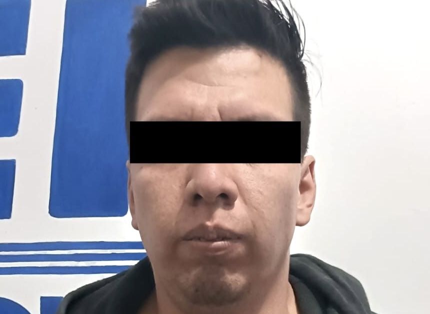 Elementos de la AEI de #Oaxaca detienen a pasajero de Puebla en la Sierra de Flores Magón con cristal en equipaje