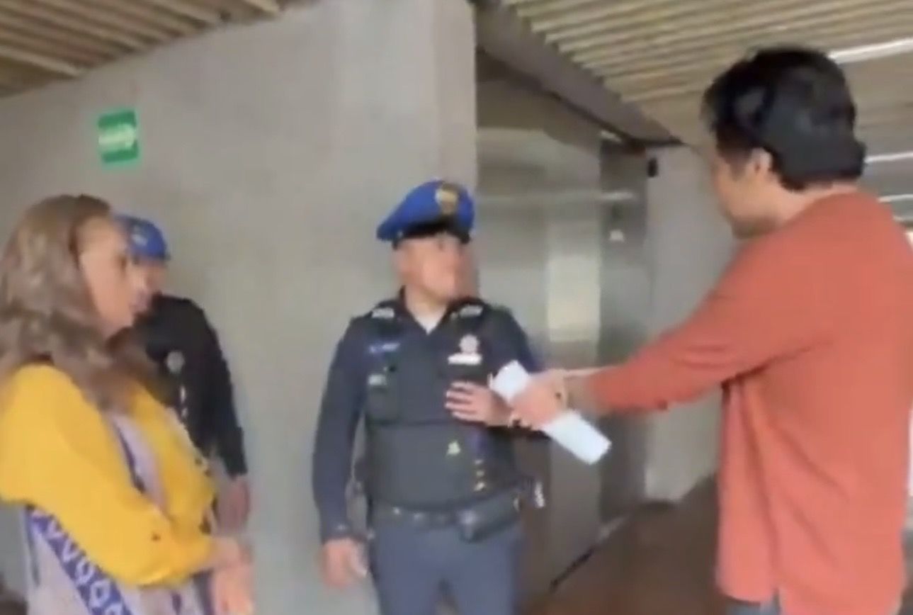 Director de Materiales Educativos de la SEP, Marx Arriaga, es cesado y desalojado por policías de su oficina Director de Materiales Educativos de la SEP, Marx Arriaga, es cesado y desalojado por policías de su oficina