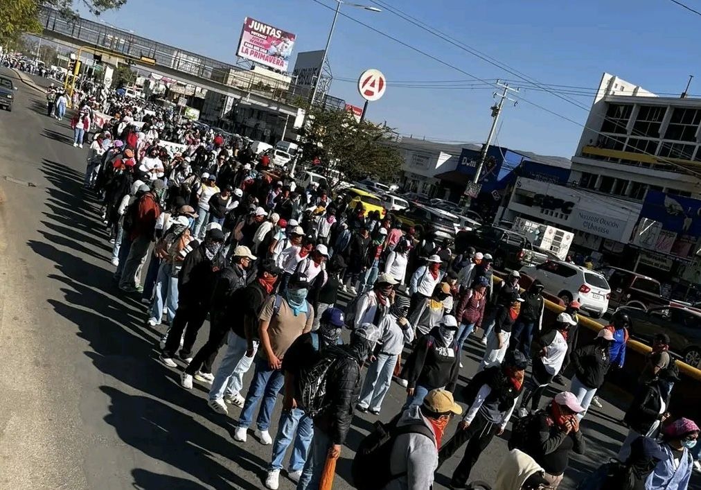 Marchan estudiantes normalistas del CENEO en #Oaxaca capital para entregar pliego petitorio al gobierno estatal