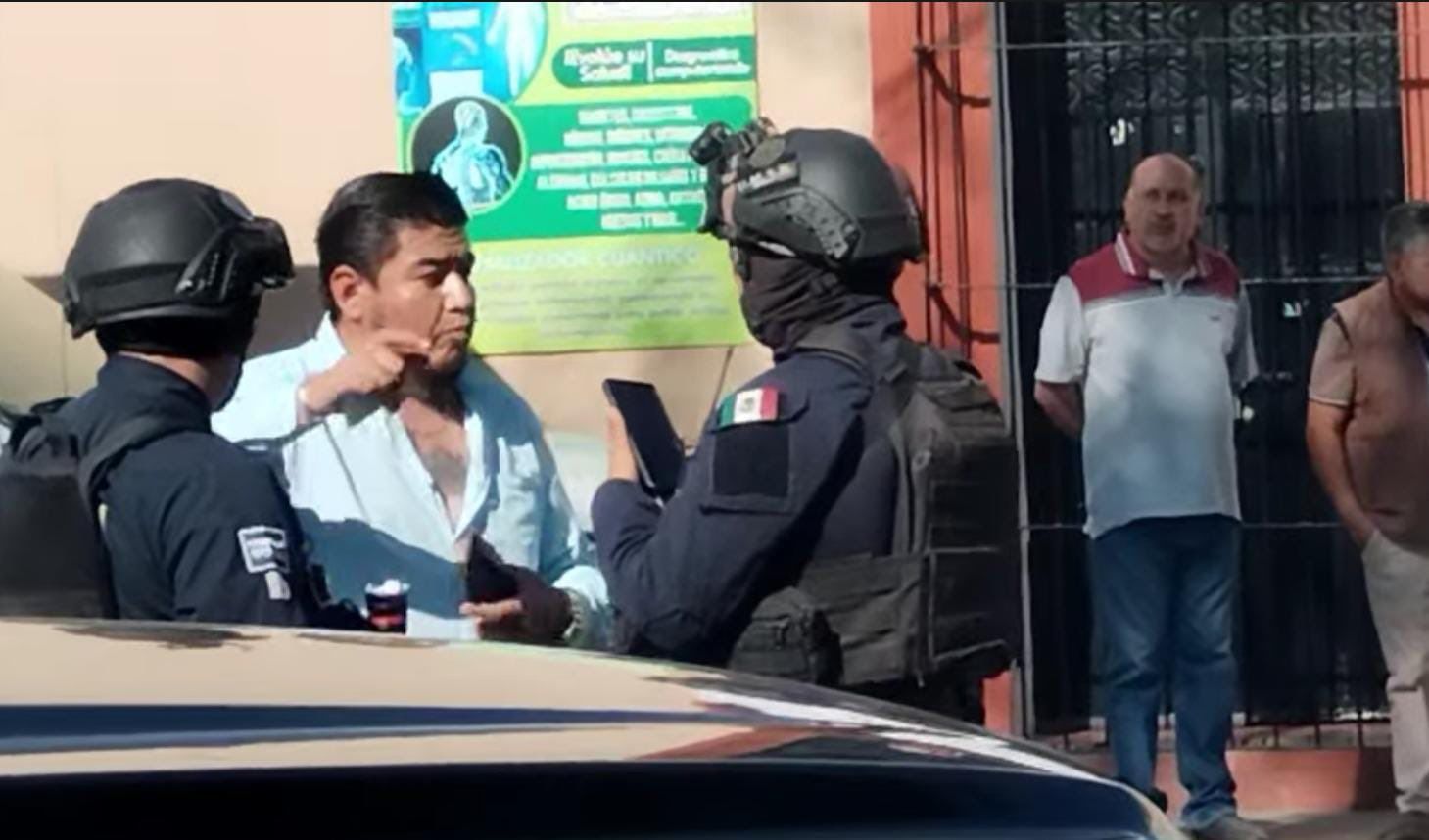 Atentado fallido contra René Balderas, exlíder de CATEM Joven, en #Oaxaca: SUV blindado color negro le salva la vida Atentado fallido contra René Balderas, exlíder de CATEM Joven, en #Oaxaca: SUV blindado color negro le salva la vida
