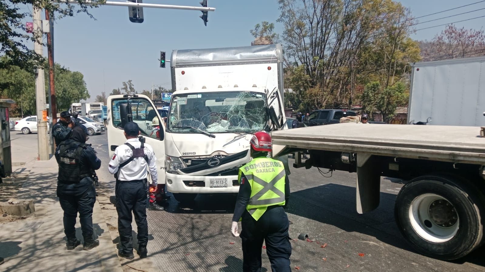 Chocan dos unidades de transporte en Riberas del Atoyac, en Oaxaca de Juárez; un conductor resultó lesionado Chocan dos unidades de transporte en Riberas del Atoyac, en Oaxaca de Juárez; un conductor resultó lesionado