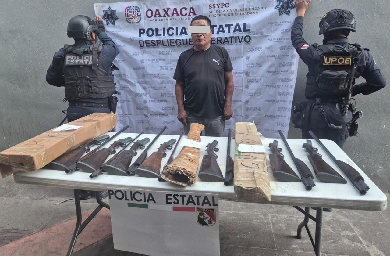 Un hombre transportaba 7 escopetas de distintos calibres en su vehículo; fue detenido y puesto a disposición de la FGR Un hombre transportaba 7 escopetas de distintos calibres en su vehículo; fue detenido y puesto a disposición de la FGR