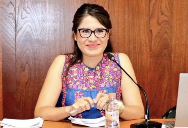 Renuncia Sara Jara, sobrina de Salomón Jara, a la Secretaría General del Tribunal Electoral de Oaxaca para frenar nepotismo Renuncia Sara Jara, sobrina de Salomón Jara, a la Secretaría General del Tribunal Electoral de Oaxaca para frenar nepotismo