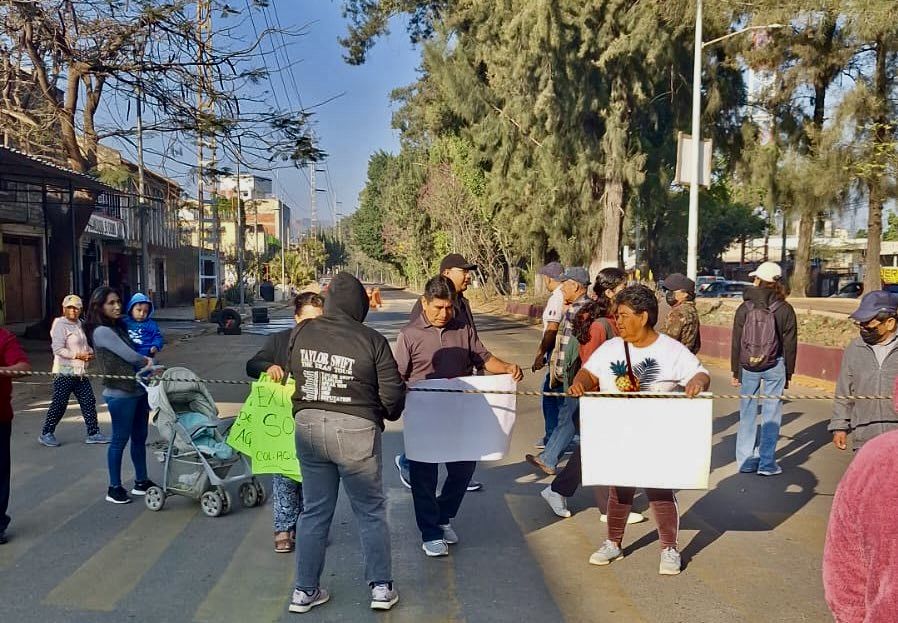 Vecinos bloquean avenida Ferrocarril en Santa Lucía del Camino por abandono en agua y drenaje; Ayuntamiento los tacha de “políticos”