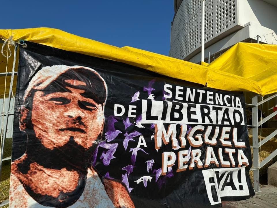 Instalan plantón en juzgados federales por la libertad de Miguel Ángel Peralta Betanzos, en #Oaxaca