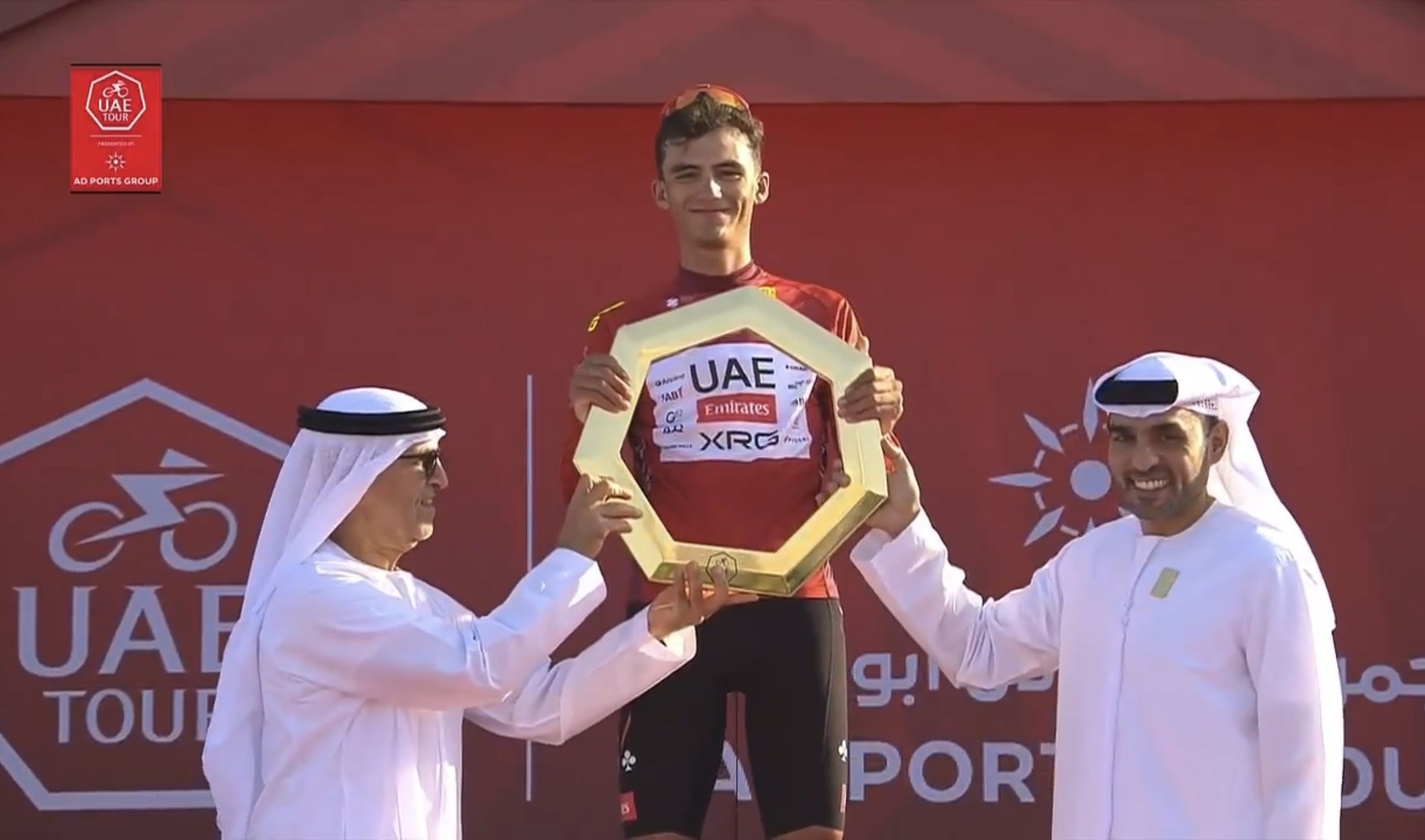 Isaac del Toro conquista el UAE Tour 2026 con victoria general y dos etapas en su debut estelar