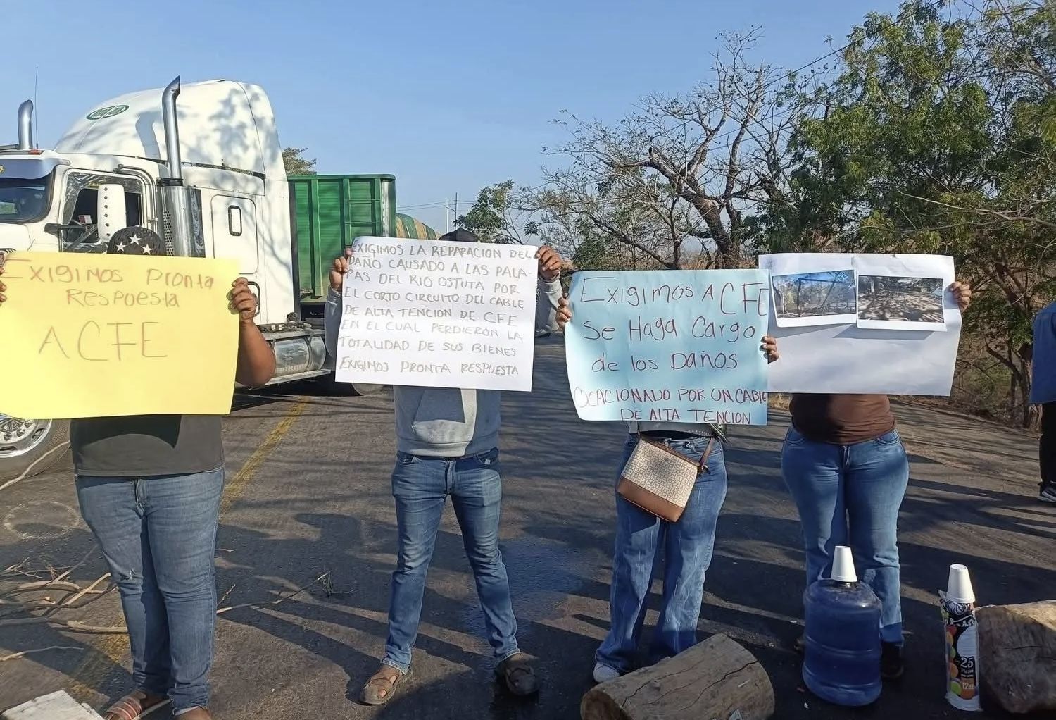 Habitantes de Zanatepec, #Oaxaca, bloquean la carretera Panamericana por daños causados por la CFE
