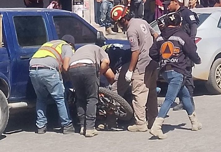 Ejecutan a motociclista frente a Elektra, en pleno centro de Tlacolula de Matamoros; los autores, también en moto, escaparon Ejecutan a motociclista frente a Elektra, en pleno centro de Tlacolula de Matamoros; los autores, también en moto, escaparon