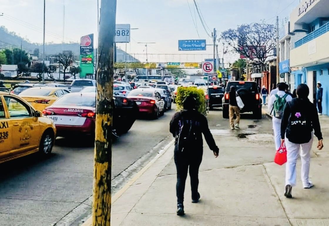 Caos vial en #Oaxaca de Juárez por bloqueos violentos de organizaciones sociales este 17 de marzo
