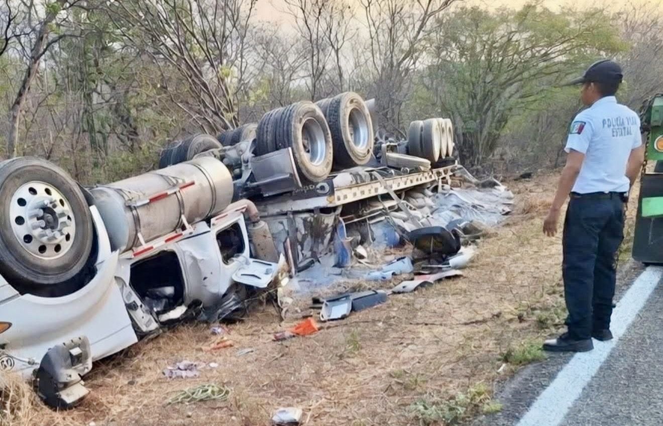 Vuelca tráiler cargado con cemento en la carretera federal 190, tramo Tehuantepec-Jalapa; no se reportan víctimas