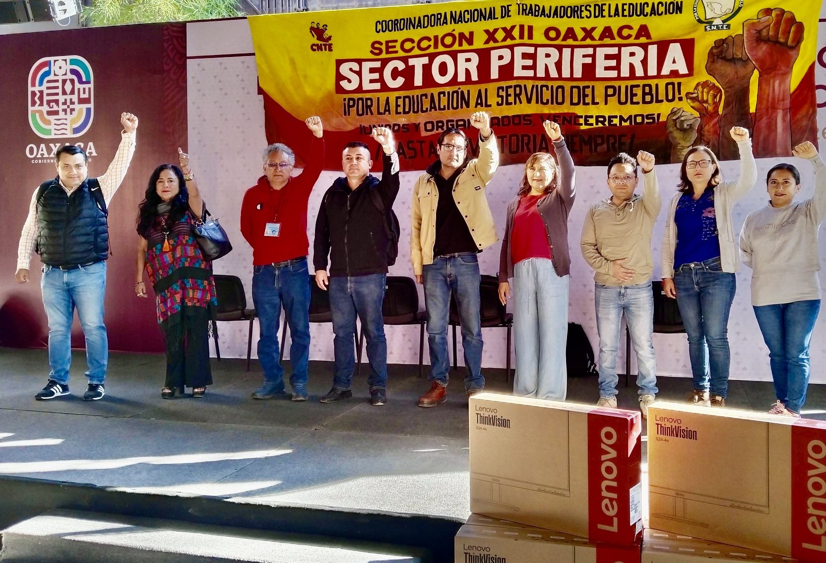 Maestros toman templete en entrega de tecnología educativa en #Oaxaca; logro, de la 22, no de Salomón Jara, aclaran