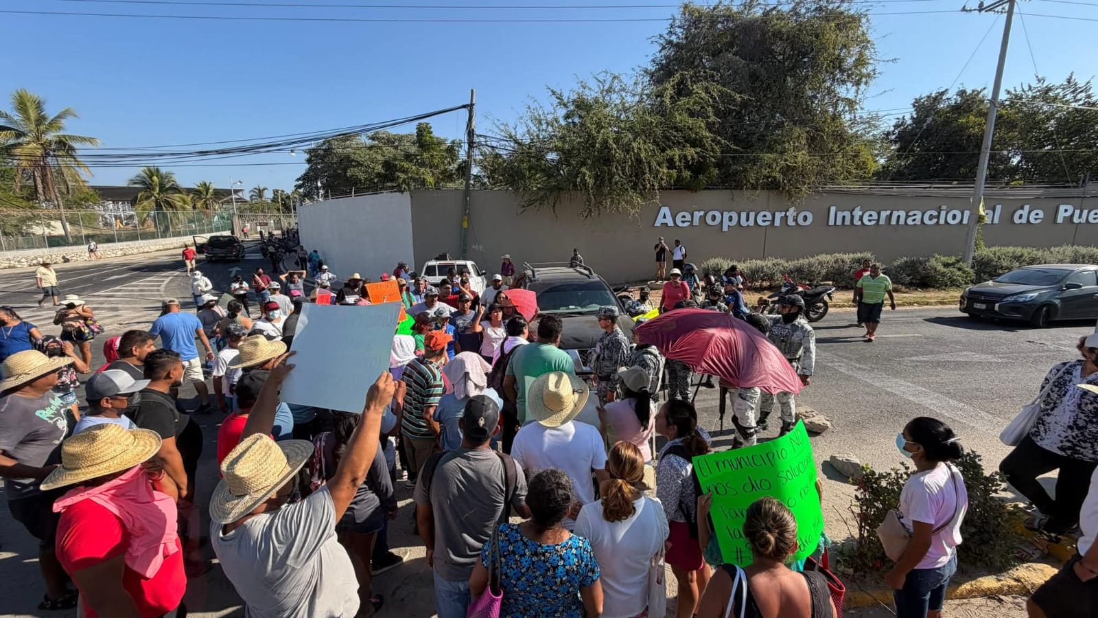 Gobierno de Salomón Jara atiende crisis del basurero en Bajos de Chila, en la Costa, tras 12 horas de bloqueos en Puerto Escondido