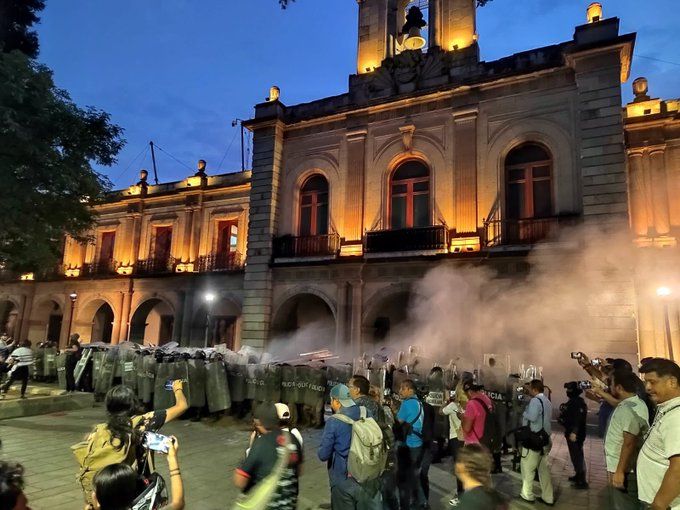 Disturbios y vandalismo cierran la marcha del 8M en #Oaxaca: feministas derriban vallas del Palacio de Gobierno y Policía Estatal interviene Disturbios y vandalismo cierran la marcha del 8M en #Oaxaca: feministas derriban vallas del Palacio de Gobierno y Policía Estatal interviene