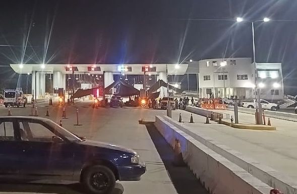 Pobladores de Santa María Colotepec, #Oaxaca, mantienen bloqueo total en la supercarretera  exigiendo gratuidad de peaje y obras prometidas