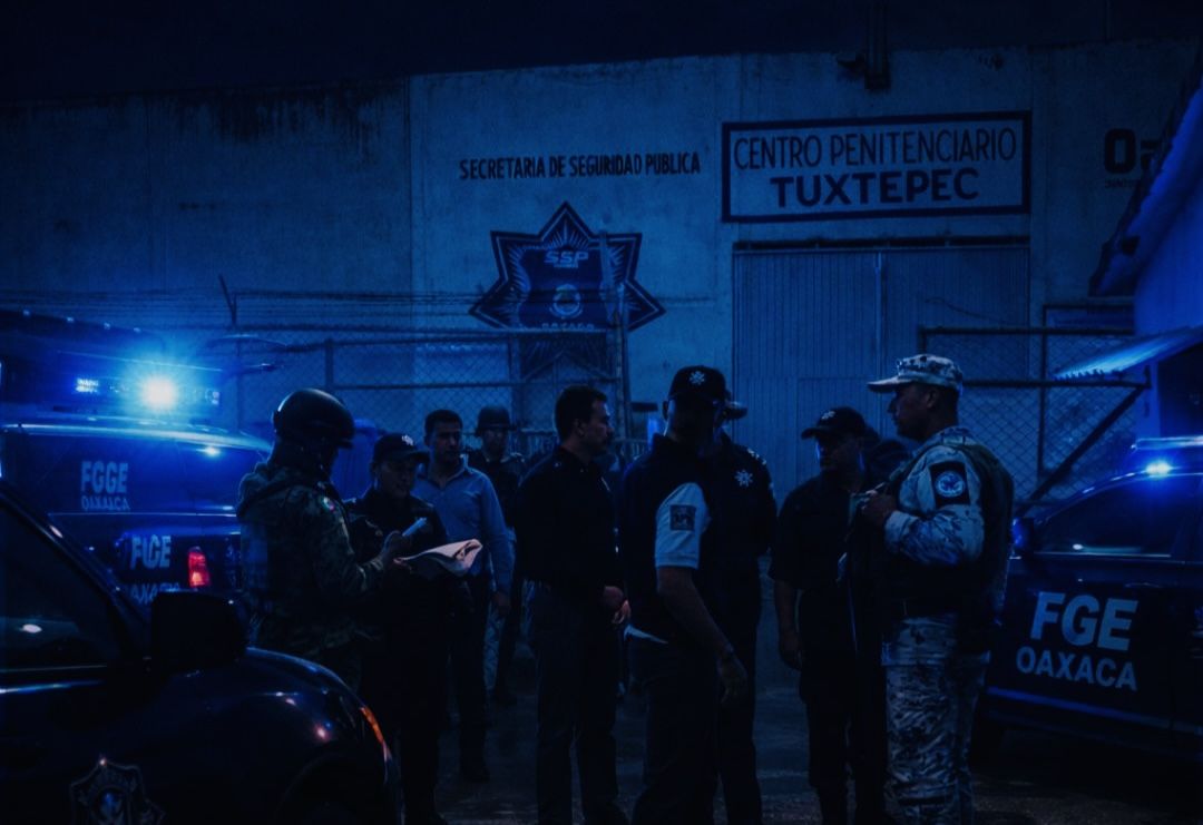 Catean el centro penitenciario de Tuxtepec; fuerzas de seguridad decomisan múltiples objetos punzocortantes durante la madrugada