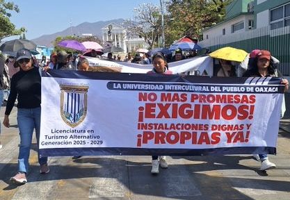 Estudiantes de la Universidad Intercultural del Pueblo marchan y plantan en SEP de #Oaxaca por instalaciones y certificación