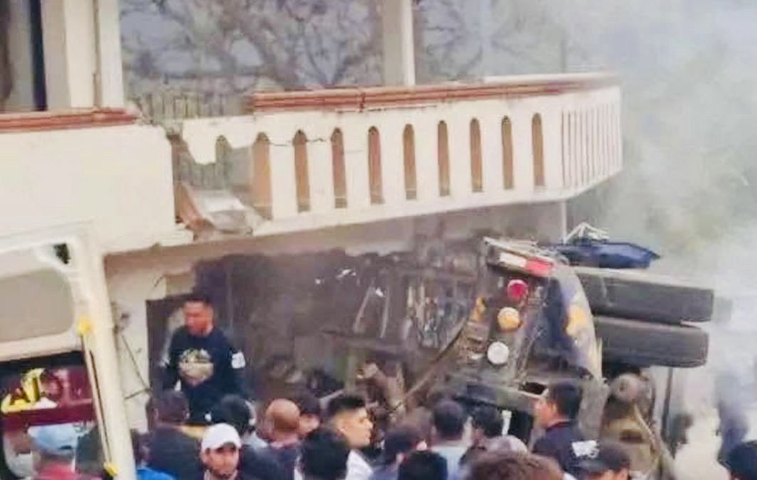 Tragedia en Guelatao, #Oaxaca: sube a cuatro el número de fallecidos por accidente de camión sin frenos