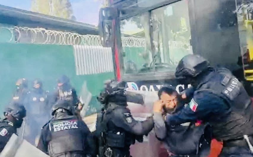 Policía Estatal libera vialidades bloqueadas por organizaciones sociales con unidades de transporte urbano en #Oaxaca capital