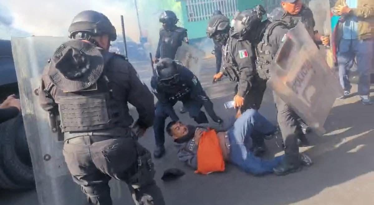 Codep denuncia que durante el desalojo de calles y cruceros la Policía Estatal lesionó a cuatro de sus compañeros