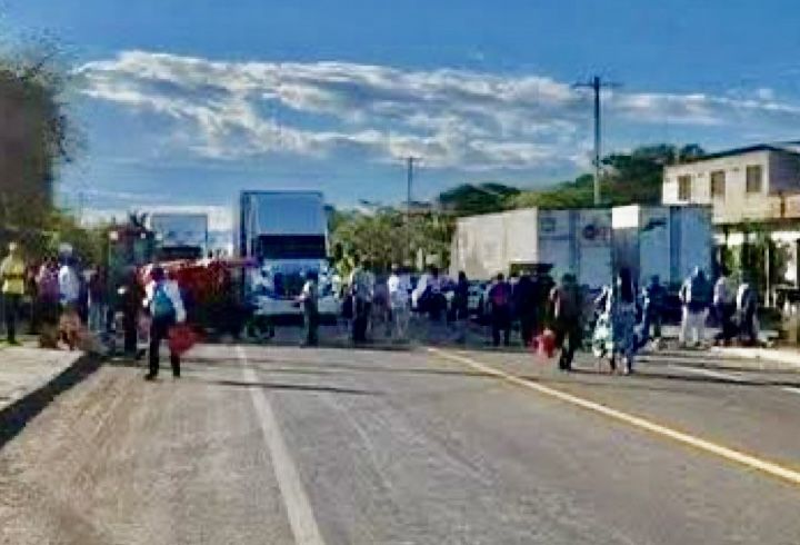 Productores de mango bloquean por tercer día la carretera 190 en Zanatepec, #Oaxaca, sin atención del gobierno estatal