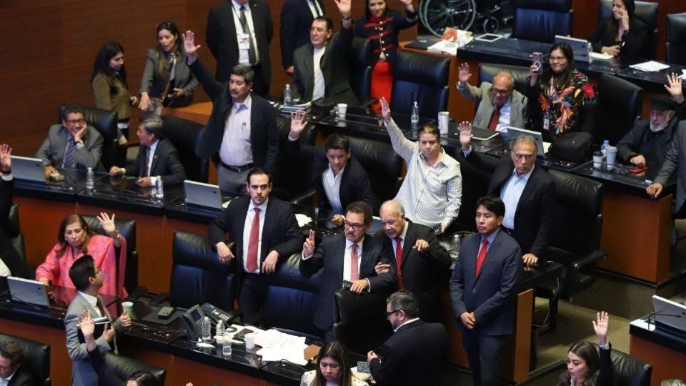 Senado rechaza por mano alzada reforma constitucional que adelantaba revocación de mandato de Sheinbaum a 2027 Senado rechaza por mano alzada reforma constitucional que adelantaba revocación de mandato de Sheinbaum a 2027