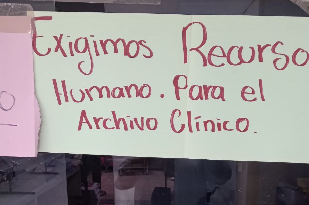 Protestan trabajadores del archivo clínico del Hospital General Dr. Aurelio Valdivieso y suspenden el servicio administrativo