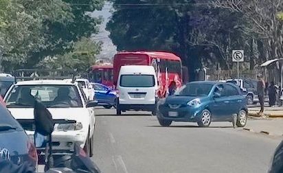 Dos bloqueos de normalistas y STEUABJO afectan circulación en avenida Universidad y Fonapas en #Oaxaca capital