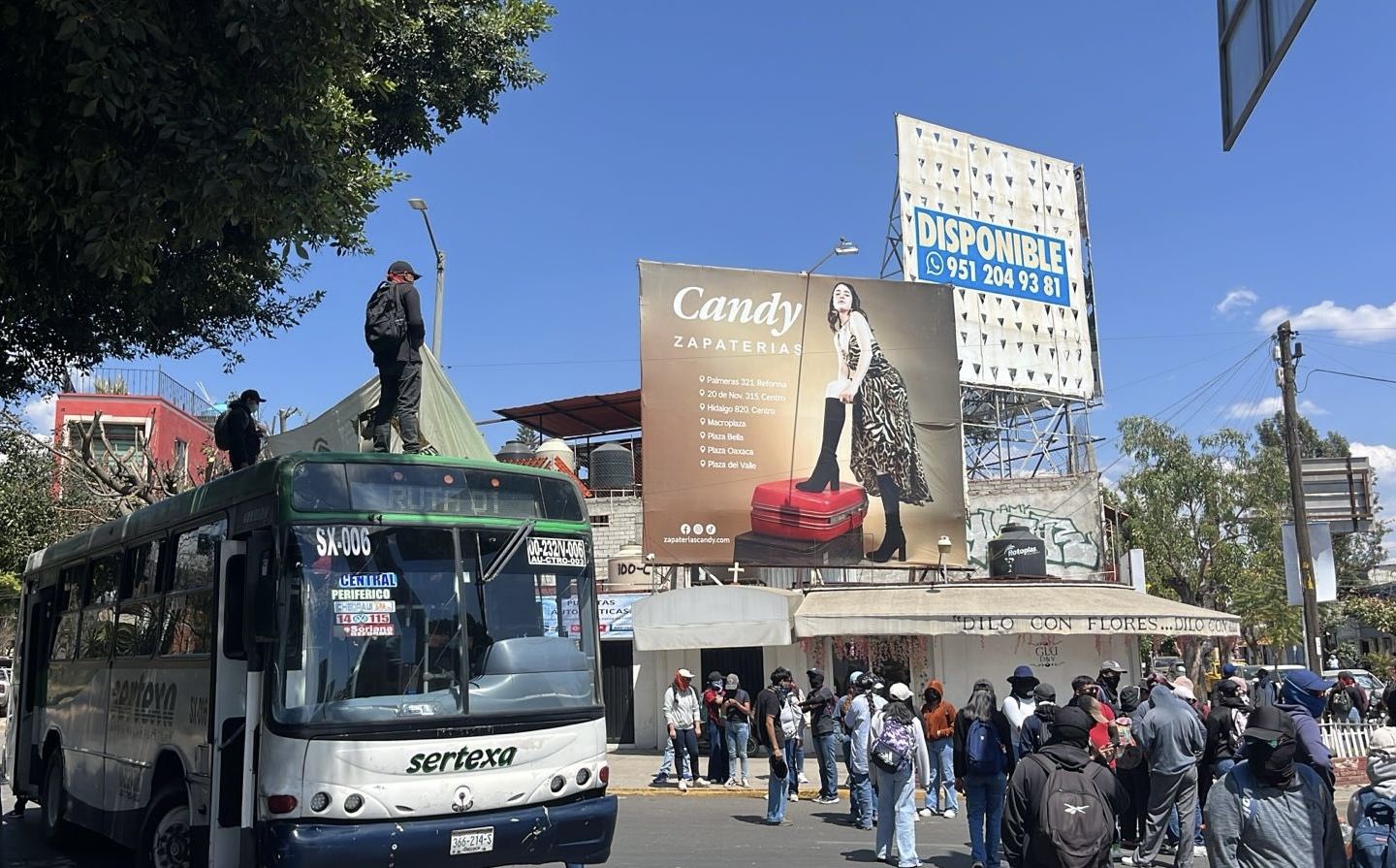 Normalistas bloquean glorieta Lázaro Cárdenas en Oaxaca por desplante del secretario de Gobierno e incumplimientos del IEEPO