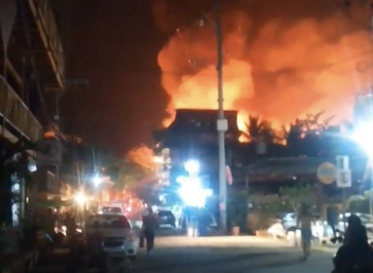 Terrible incendio en Punta Zicatela, Puerto Escondido: destruye 20 locales comerciales y 40 cabañas sin víctimas