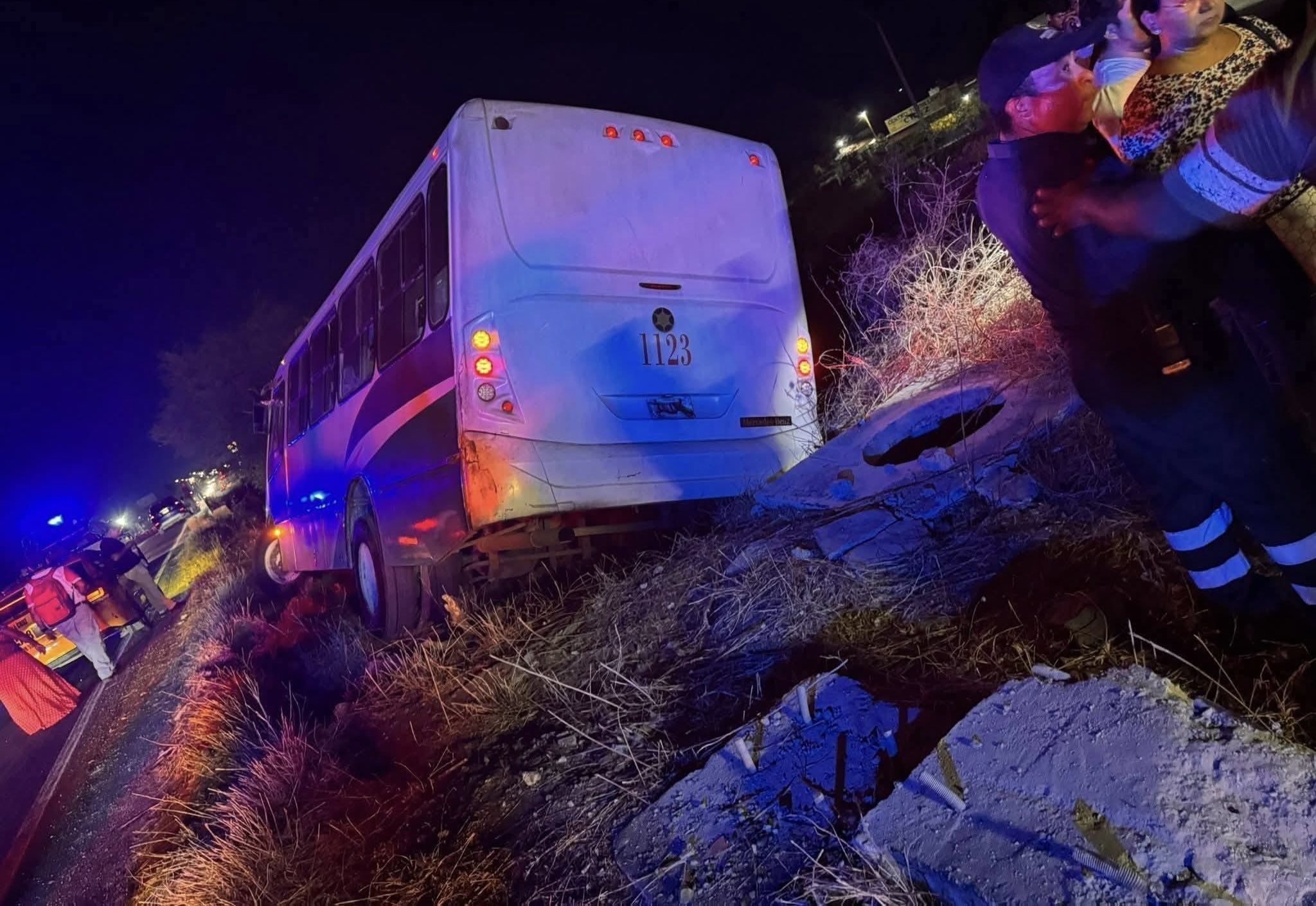 Accidente de autobús en Salina Cruz deja 13 lesionados al salirse del camino en puente Refinería II