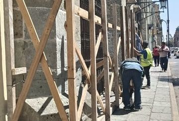 Comerciantes del Centro Histórico de #Oaxaca capital blindan negocios ante posible violencia en marchas de este 8M