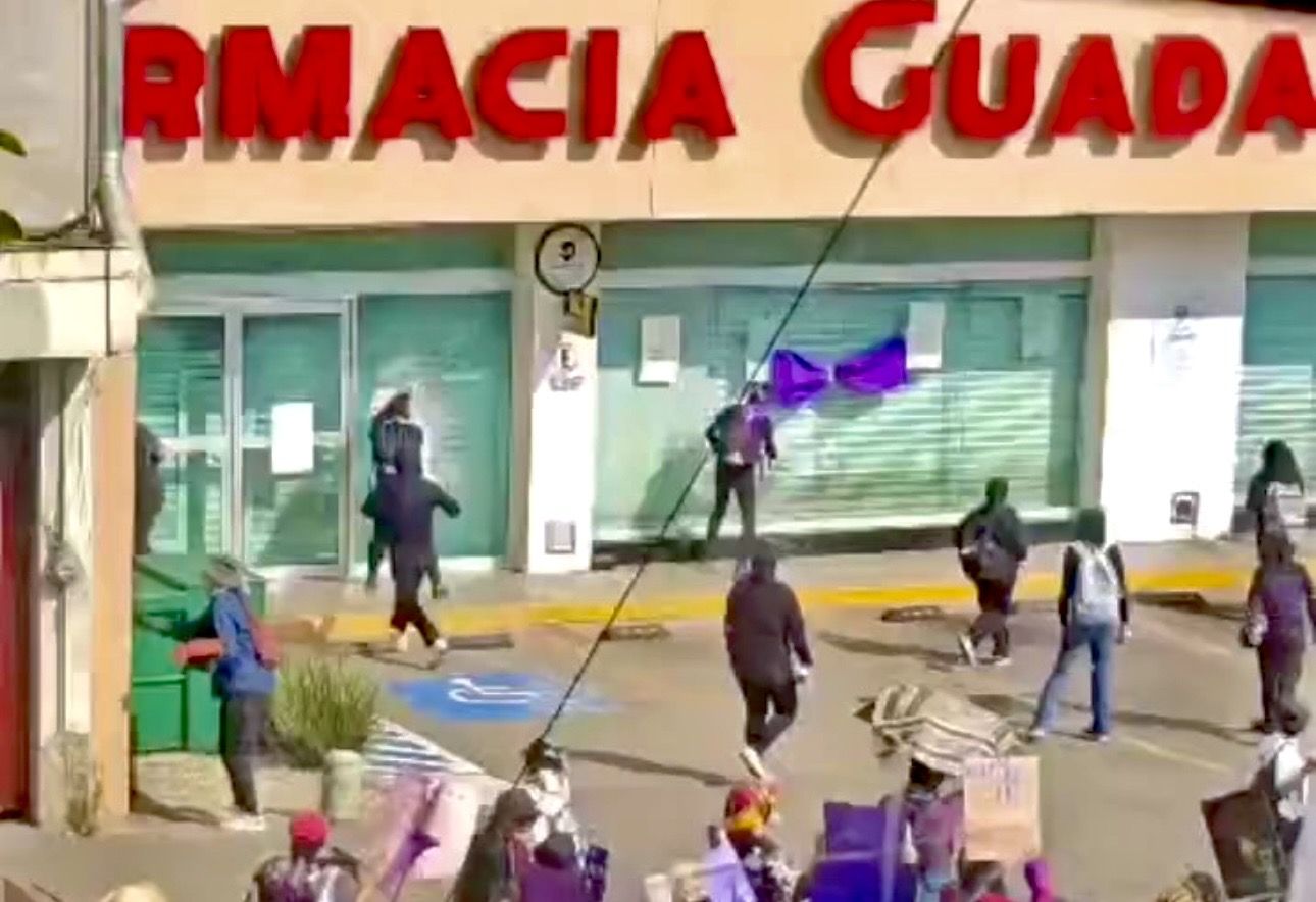 Mujeres vandalizan oficinas públicas y establecimientos comerciales durante marcha del 8M en #Oaxaca de Juárez Mujeres vandalizan oficinas públicas y establecimientos comerciales durante marcha del 8M en #Oaxaca de Juárez
