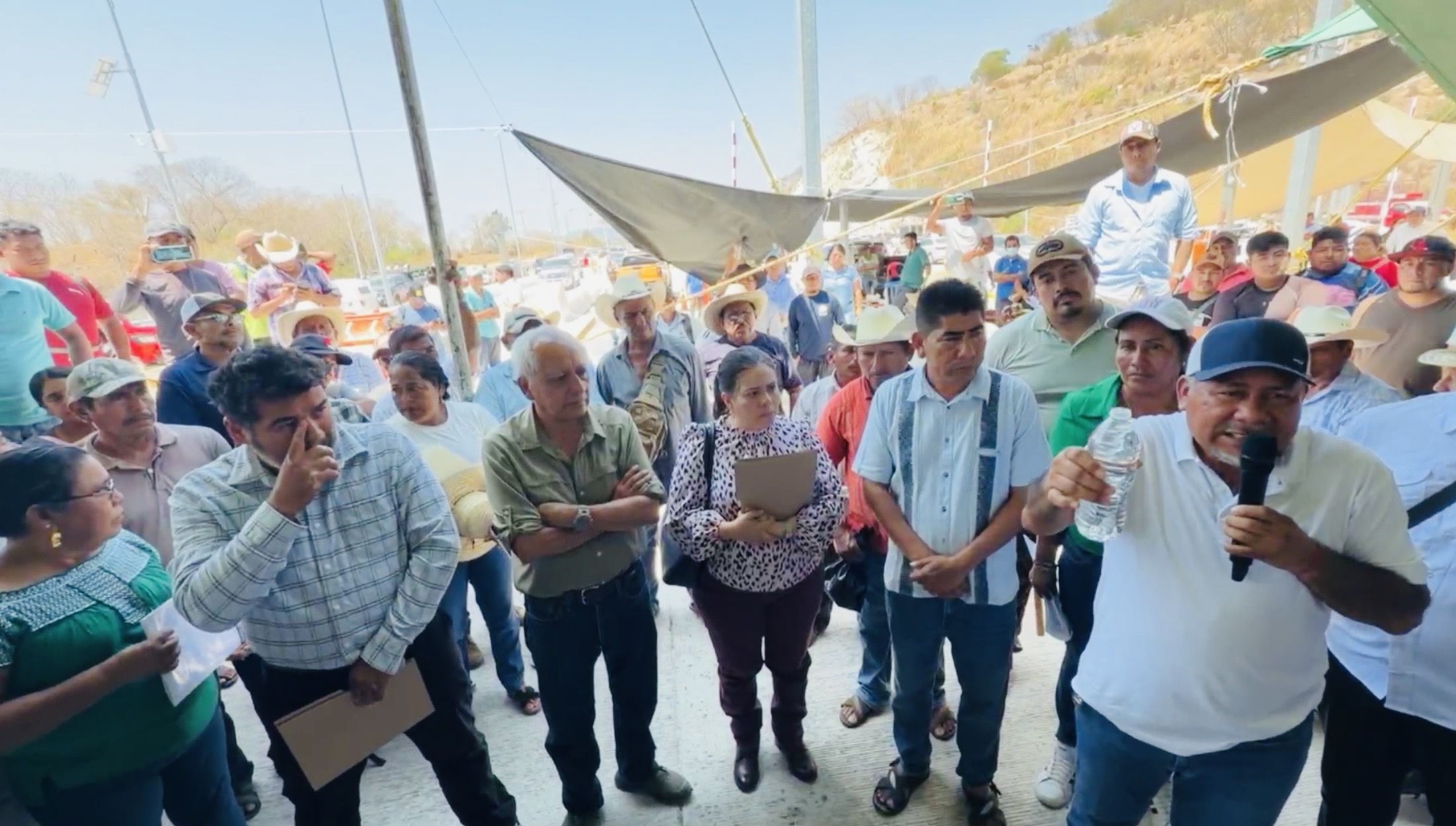 Fracasa diálogo entre pobladores de Colotepec, #Oaxaca, y la SICT: persiste el bloqueo total en la supercarretera Fracasa diálogo entre pobladores de Colotepec, #Oaxaca, y la SICT: persiste el bloqueo total en la supercarretera
