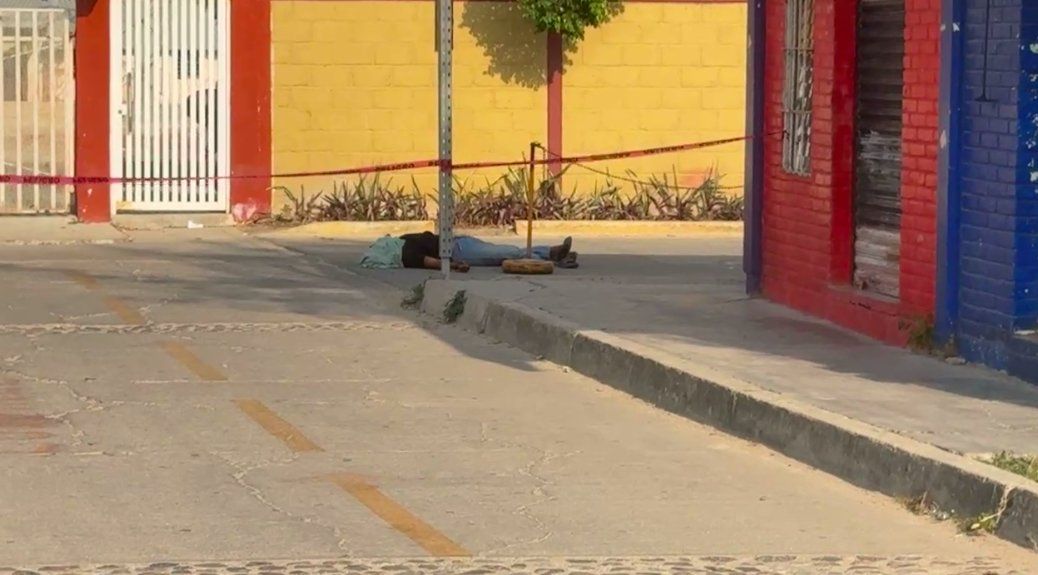 Violencia sin tregua: ejecutan a mototaxista a balazos frente al CBTis 205 en Juchitán de Zaragoza, #Oaxaca Violencia sin tregua: ejecutan a mototaxista a balazos frente al CBTis 205 en Juchitán de Zaragoza, #Oaxaca