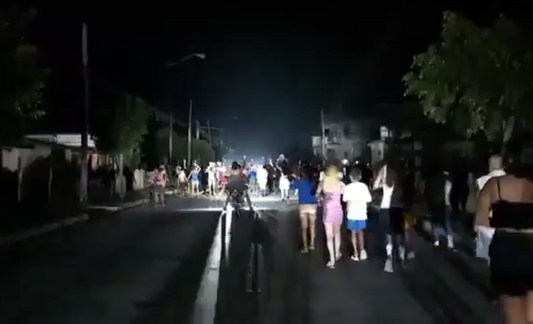 Cuba bajo tensión extrema tras ocho noches sin luz y masivas protestas en toda la isla Cuba bajo tensión extrema tras ocho noches sin luz y masivas protestas en toda la isla