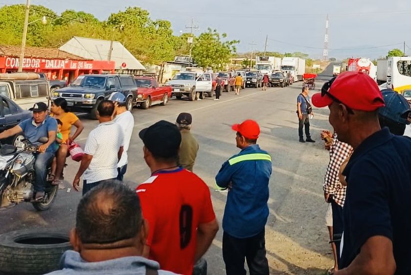 Oaxaca: productores de mango del oriente del Istmo de Tehuantepec bloquean carretera federal 190 en puente Zanatepec