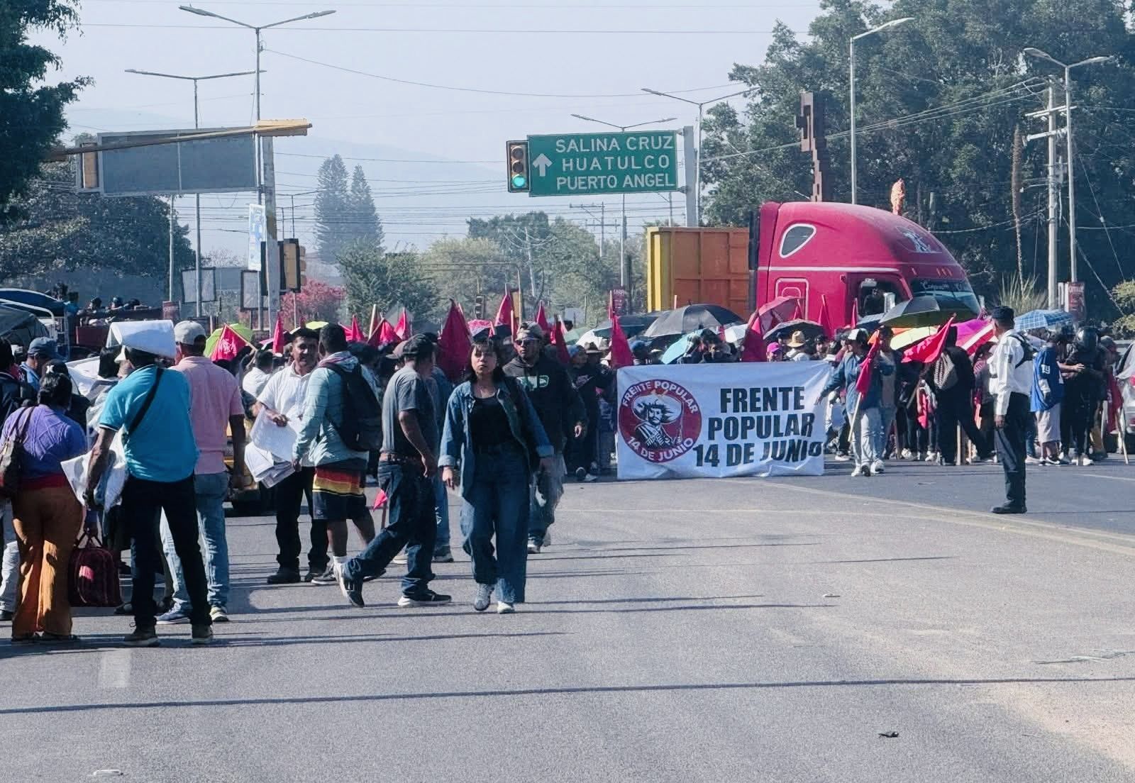 Cierran calles en #Oaxaca capital por protestas simultáneas de diversas organizaciones sociales que exigen atención de Salomón Jara Cierran calles en #Oaxaca capital por protestas simultáneas de diversas organizaciones sociales que exigen atención de Salomón Jara