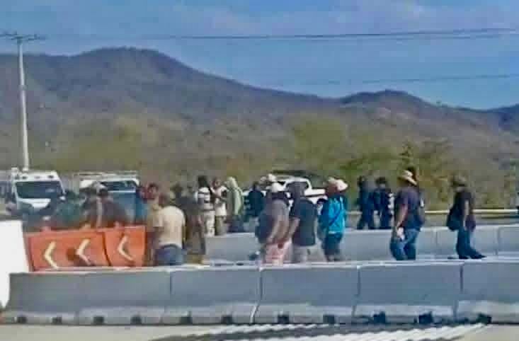 Integrantes del Codedi mantienen bloqueo intermitente en la supercarretera Oaxaca-Puerto Escondido; exigir atención a demandas sociales Integrantes del Codedi mantienen bloqueo intermitente en la supercarretera Oaxaca-Puerto Escondido; exigir atención a demandas sociales
