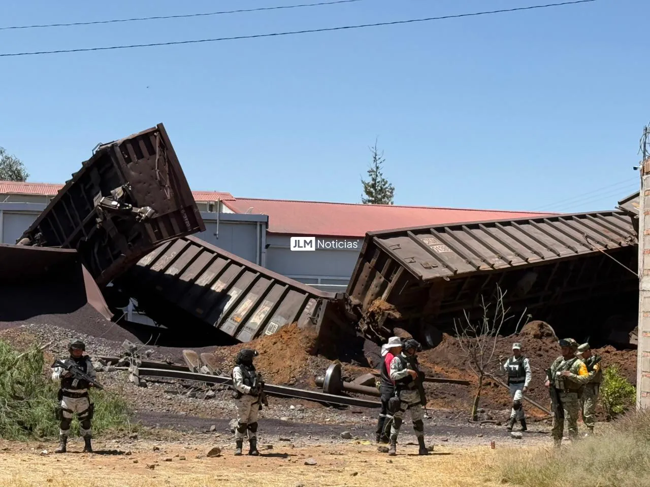 Tren de carga Ferromex descarrila en Rincón de Romos: un muerto, siete heridos y dos desaparecidos bajo la carga