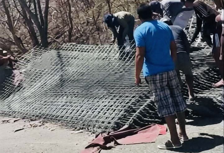 #Oaxaca: decenas saquean carga de tráiler con varillas volcado en carretera Huatulco a Salina Cruz