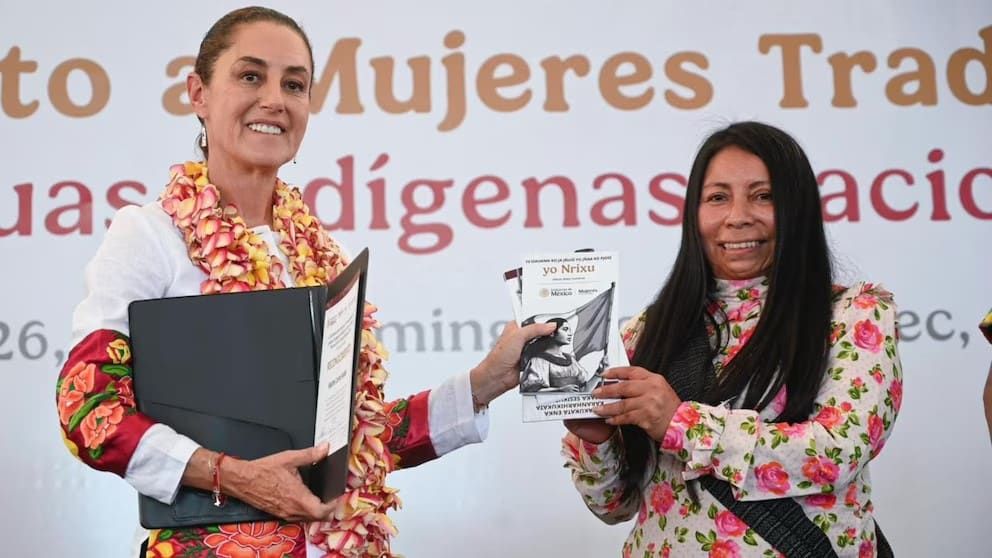 Claudia Sheinbaum encabeza en Tehuantepec entrega de reconocimientos a traductoras de derechos en lenguas indígenas