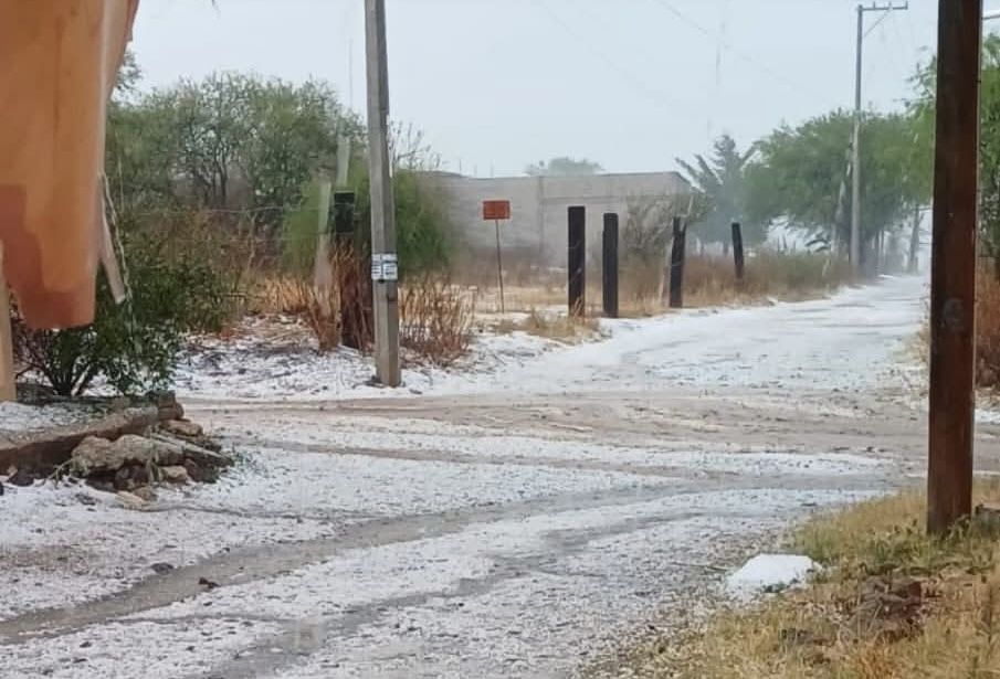 Una intensa granizada sorprende esta tarde a los habitantes de Tamazulápam en la región Mixteca oaxaqueña