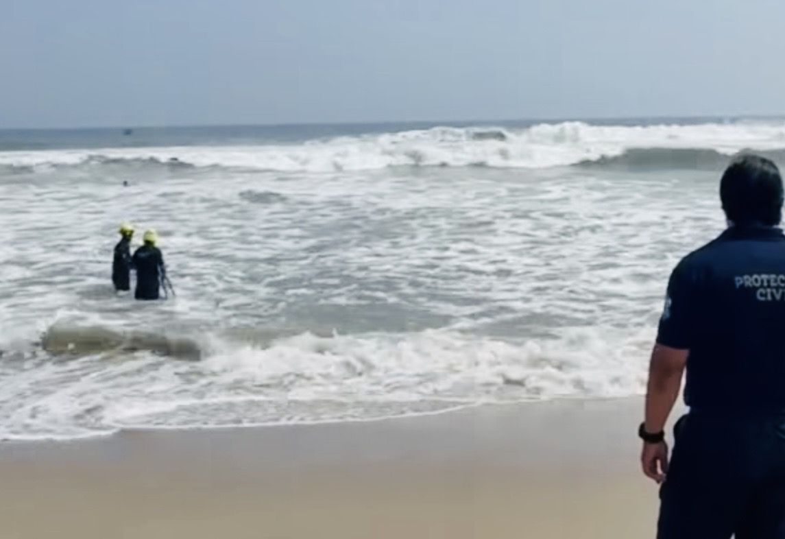 Siete turistas son rescatados en Playa La Bocana de Huatulco por desobedecer alertas por mar de fondo