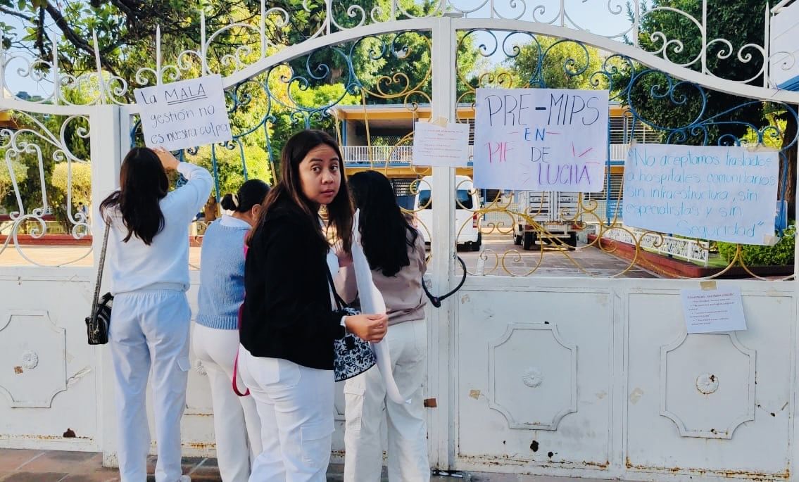 Estudiantes de Medicina UABJO inician paro por eliminación de plazas de internado y recorte de sedes clínicas