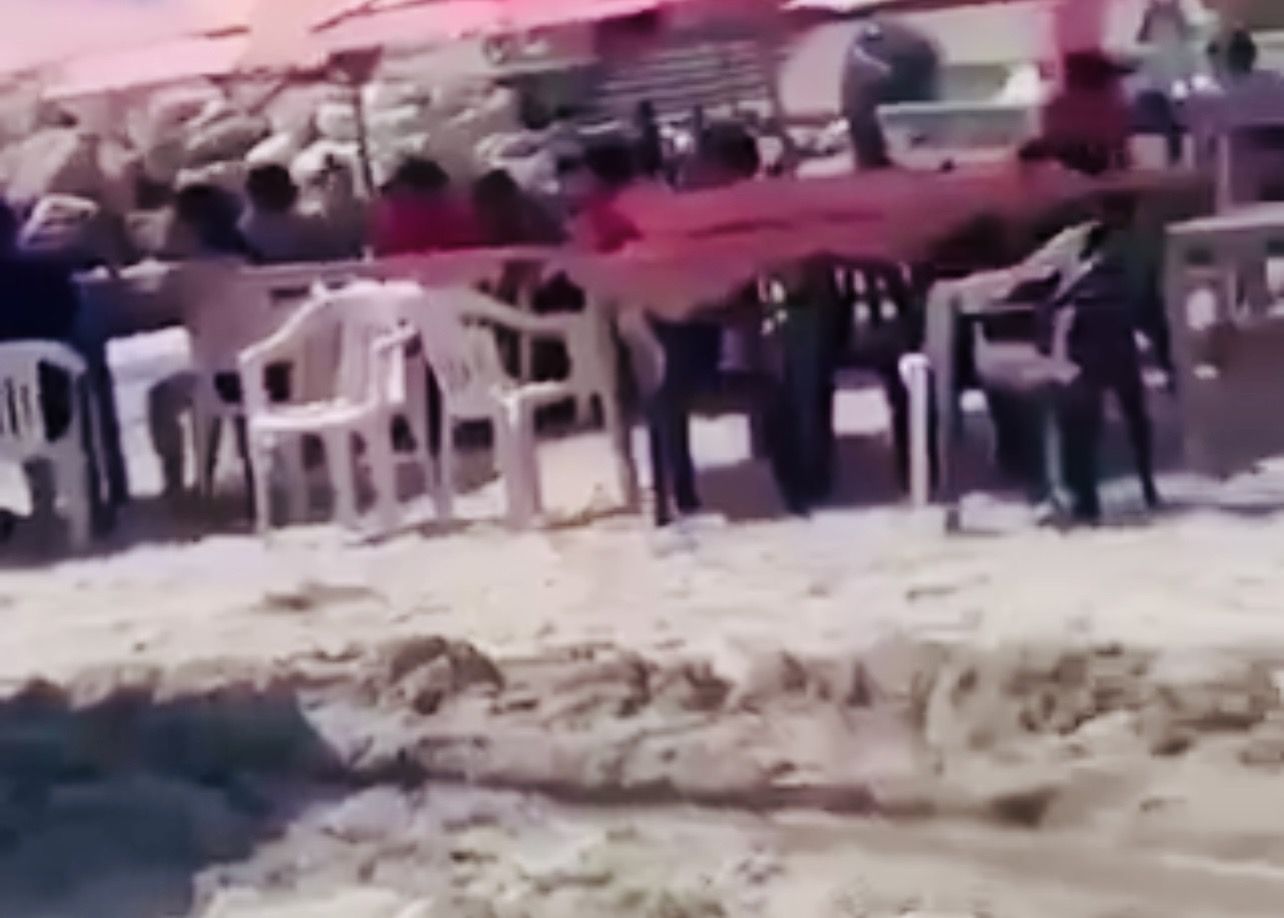 Comerciantes abren canal de aguas residuales hacia el mar en playa de Puerto Escondido, en plena Semana Santa