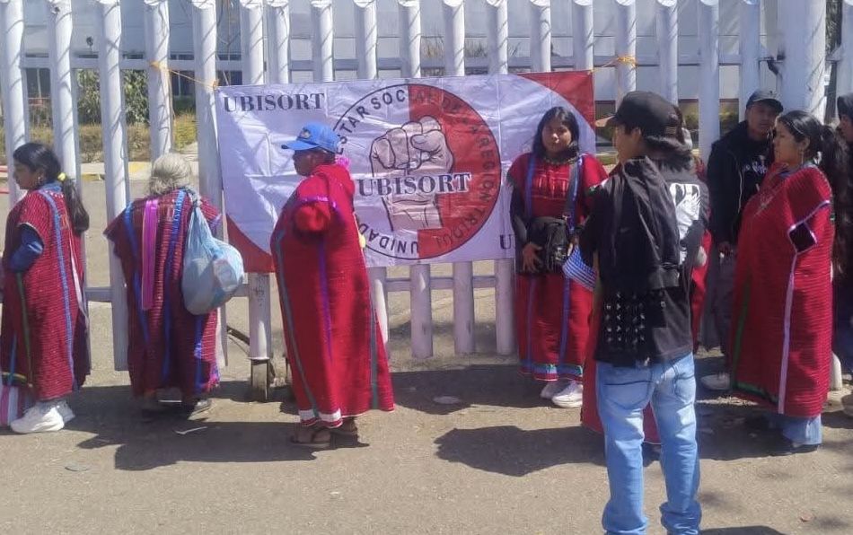 Miembros de la UBISORT bloquean oficinas federales en Oaxaca exigiendo atención social y mejoras en infraestructura