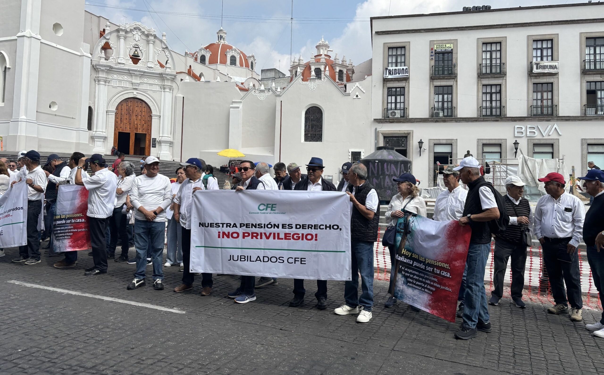 Jubilados de confianza de CFE rechazan reforma al artículo 127 constitucional por vulnerar derechos y seguridad nacional