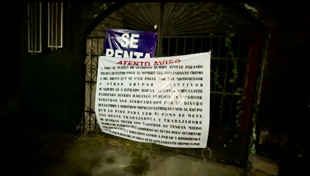 Reaparece el “comandante Cromo” en Juchitán con manta que ofrece frenar extorsiones y cobro de piso