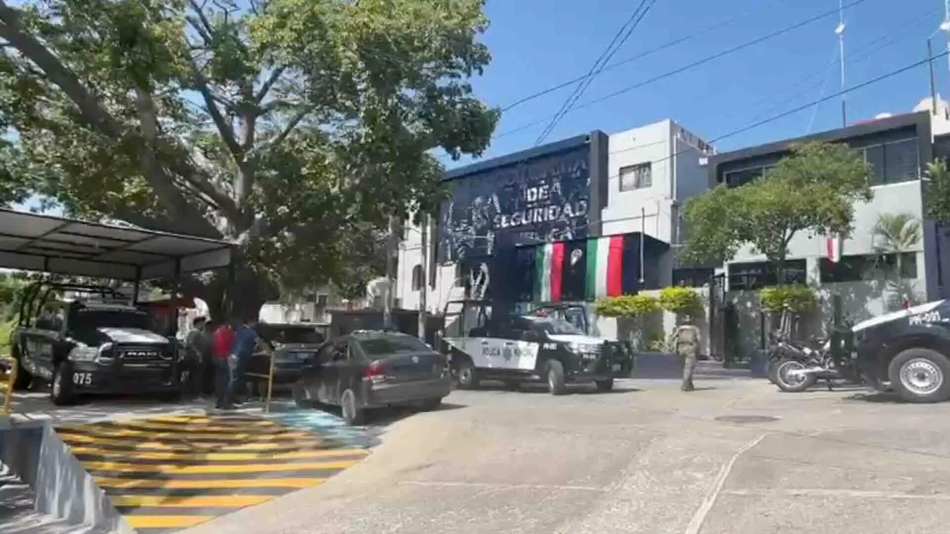 Policías municipales de Salina Cruz, #Oaxaca, torturaron a una joven, le dieron cloro y la dejaron con daño mental irreversible Policías municipales de Salina Cruz, #Oaxaca, torturaron a una joven, le dieron cloro y la dejaron con daño mental irreversible